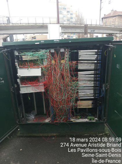 Armoire fibre désorganisée avant intervention